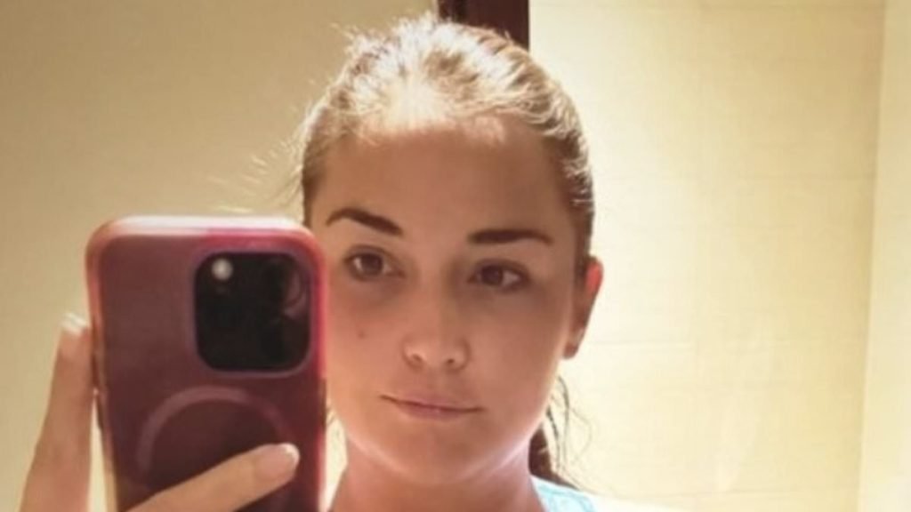 Jacqueline Jossa shows off her weight loss in a sports bra as she hits the gym during family holiday | Daily Mail Online