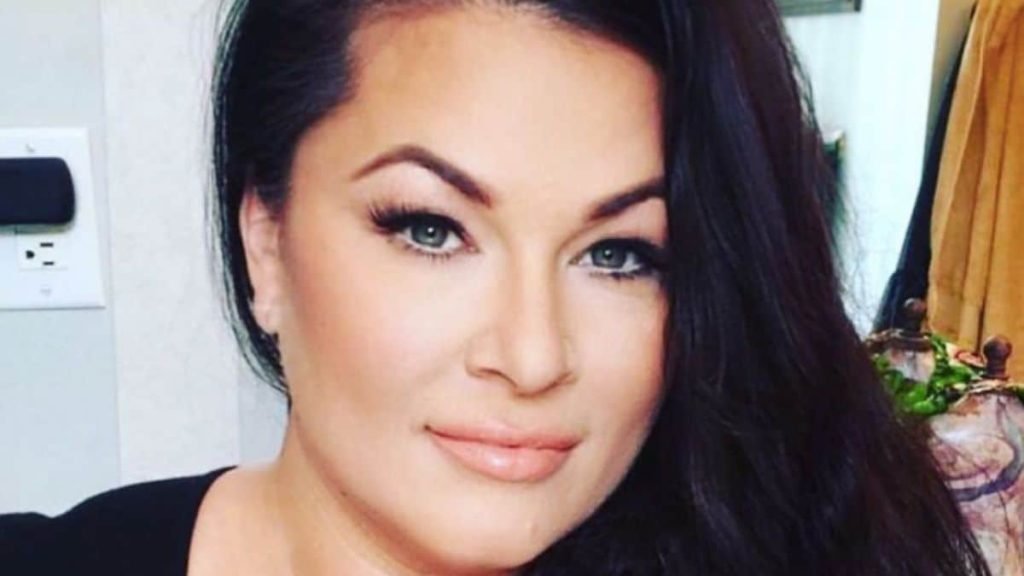 Molly Hopkins shows impressive weight loss in tropical swimwear