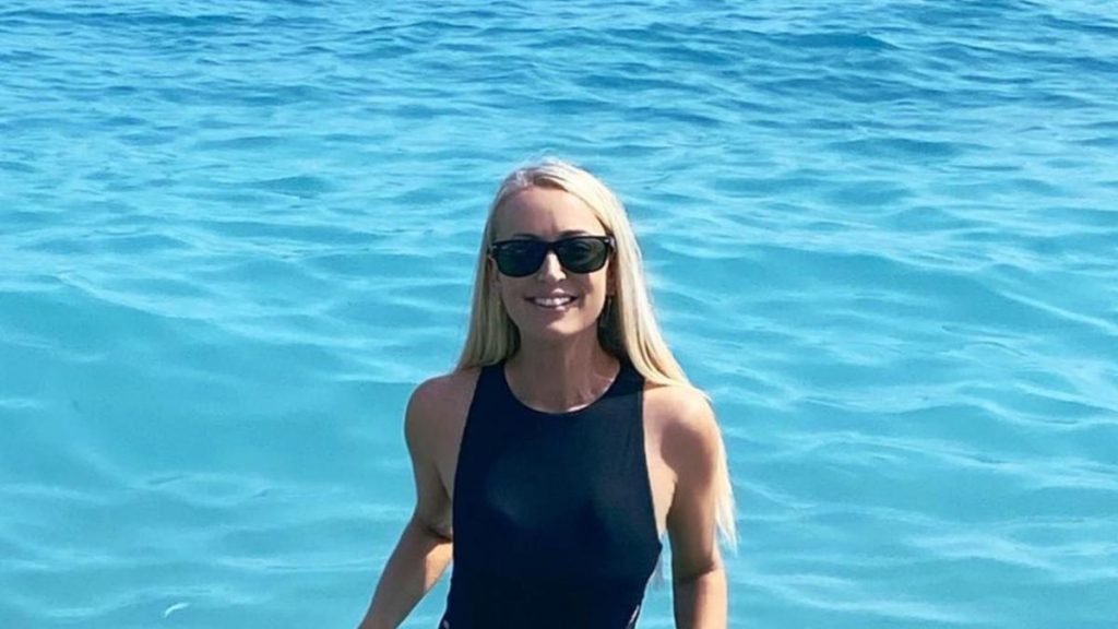 Jackie O Henderson stuns in rare swimsuit photo after 18kg weight loss | 7NEWS