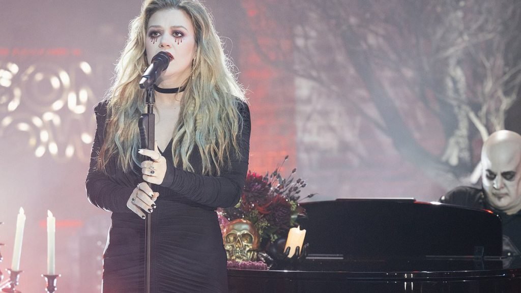 Kelly Clarkson, 41, looks THINNER than ever after incredible weight loss as she dresses up as Morticia for Halloween on her talk show | Daily Mail Online